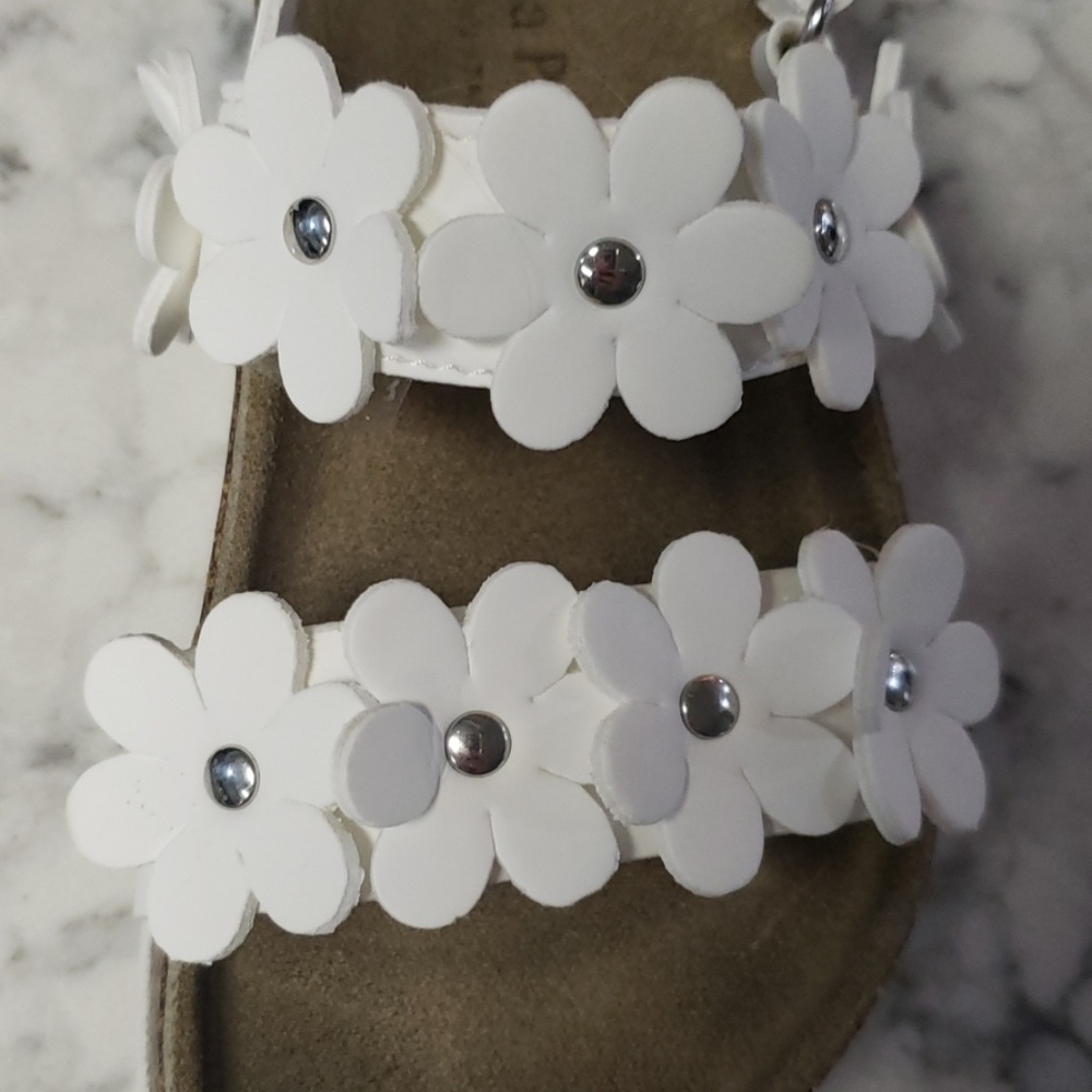 🌺Adorable Sandals🌺 - Picture 2 of 8